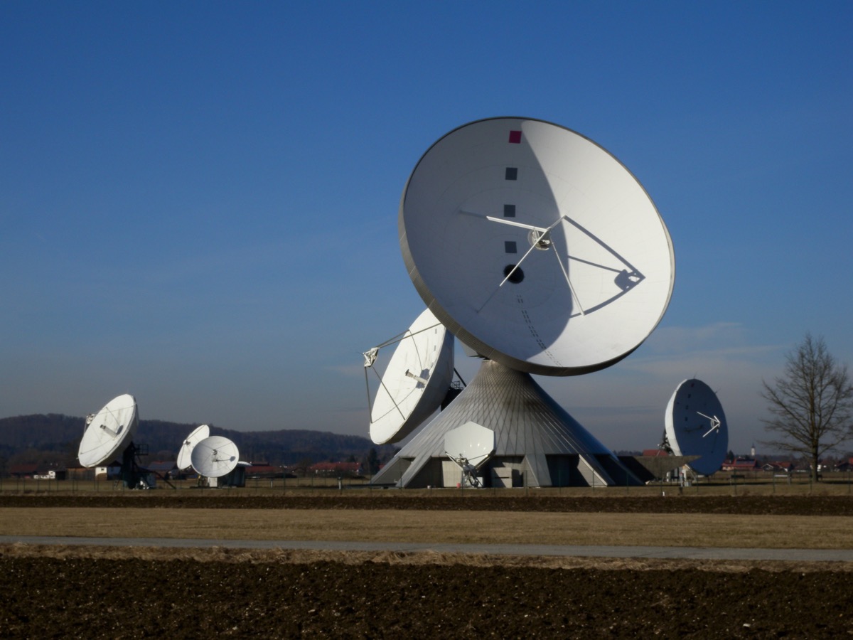 Satellite ground station antenna array